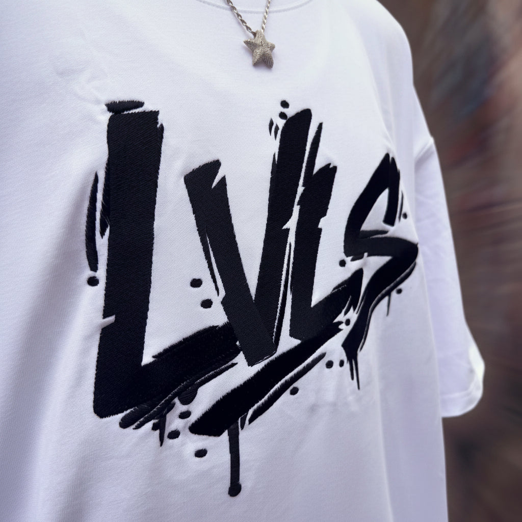 LVLS Camiseta Oversized Blanca „Big Logo“ – Menos distracciones. Más declaración de intenciones.
